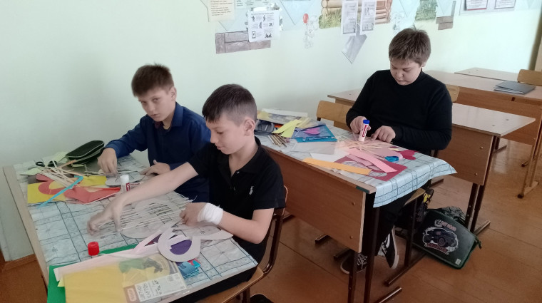 Готовим подарки для наших мам.